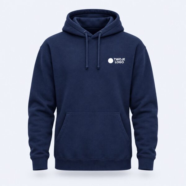 Granatowa bluza z kapturem z logo firmy na piersi